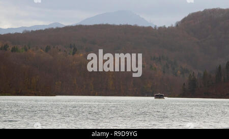 Isolierte Boot in Plitvicer Seen Naturparks adsorbiert Stockfoto