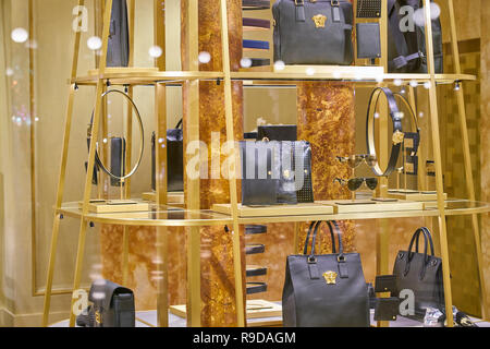 Mailand, Italien - ca. November 2017: Taschen auf Versace store in der Galleria Vittorio Emanuele II. Stockfoto