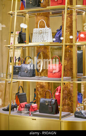 Mailand, Italien - ca. November 2017: Taschen auf Versace store in der Galleria Vittorio Emanuele II. Stockfoto