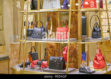 Mailand, Italien - ca. November 2017: Taschen auf Versace store in der Galleria Vittorio Emanuele II. Stockfoto