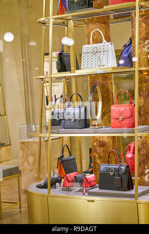 Mailand, Italien - ca. November 2017: Taschen auf Versace store in der Galleria Vittorio Emanuele II. Stockfoto