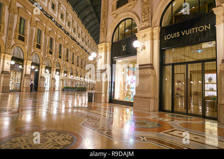 Mailand, Italien - ca. November 2017: Louis Vuitton store in der Galleria Vittorio Emanuele II in der Nacht Stockfoto