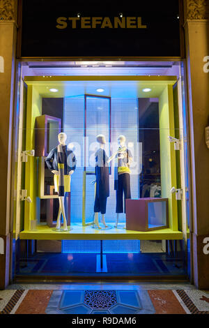 Mailand, Italien - ca. November 2017: ein Fenster Anzeige an Stefanel store in der Galleria Vittorio Emanuele II. Stockfoto