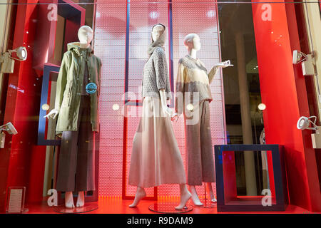 Mailand, Italien - ca. November 2017: ein Fenster Anzeige an Stefanel store in der Galleria Vittorio Emanuele II. Stockfoto