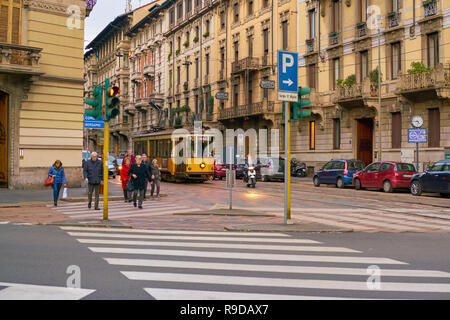 Mailand, Italien - ca. November 2017: Straßenbahn in der Stadt Mailand. Stockfoto