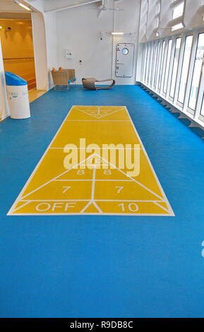 In Gelben und Blauen Shuffleboard auf dem Deck eines luxuriösen Kreuzfahrtschiff Stockfoto