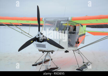 Oblast Wladimir, Russland. 18. Januar 2015. Nachbarschaften der Stadt Kovrov. Pilot Ultraleichtflugzeuge Skyranger sagt Auf Wiedersehen die Menschen vor, die die Stockfoto