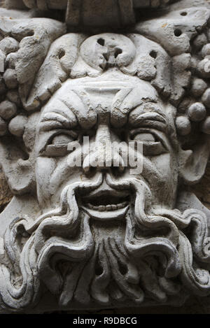 Geschnitzte Portrait von Bacchus, dem Römischen Gott des Weines und der feste oder dionysos unter den Griechen Stockfoto