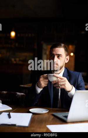 Gut aussehender Geschäftsmann trinken heißen Kaffee Stockfoto
