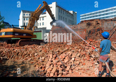 23.07.2004, Chemnitz, Sachsen, Deutschland - Abriss der alten in der Stadt Hauses. 0 UX 040723 D 023 CAROEX.JPG [MODEL RELEASE: NEIN PROPERTY RELEASE: NEIN (c) Auto Stockfoto