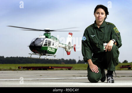 10.08.2005, Dresden, Sachsen, Deutschland - Fluggeraetetechnikerin Kathrin Flammiger von der Polizeihubschrauberstaffel Dresden posiert mit dem Flughafen D Stockfoto