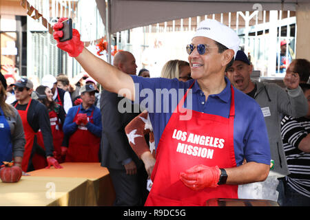 LA Mission jährliche Thanksgiving für Obdachlose in Los Angeles Mission in Los Angeles, Kalifornien am November 21, 2018 Mit: Antonio Villaraigosa, ehemaliger Bürgermeister von Los Angeles, wo: Los Angeles, Kalifornien, Vereinigte Staaten, wenn: 21 Nov 2018 Credit: Sheri Determan/WENN.com Stockfoto