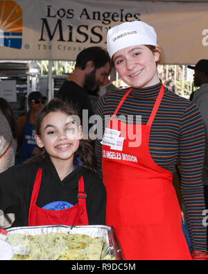 LA Mission jährliche Thanksgiving für Obdachlose in Los Angeles Mission in Los Angeles, Kalifornien am November 21, 2018 Mit: Ariana Greenblatt, Emma Kenney Wo: Los Angeles, Kalifornien, Vereinigte Staaten, wenn: 21 Nov 2018 Credit: Sheri Determan/WENN.com Stockfoto