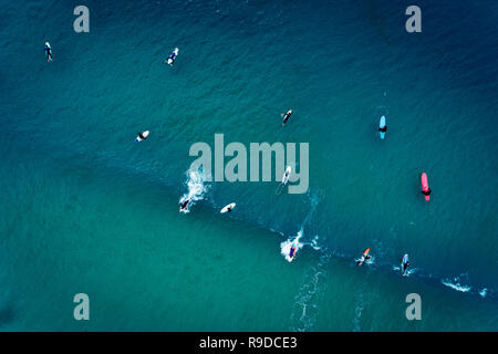 Luftaufnahme von einer Gruppe von Surfern im Meer an den Strand von Baleal, Peniche, Portugal Stockfoto