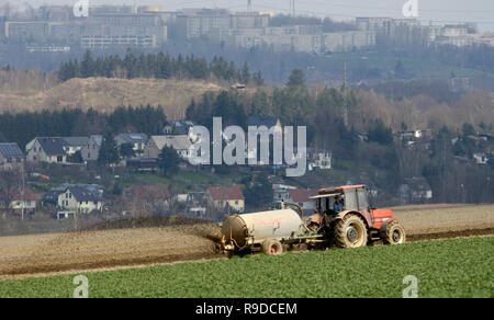 21.04.2006, Chemnitz, Sachsen, Deutschland - Ein Landwirt unterstützt dabei, Guelle auf seinem Feld aus. 0 UX 060421 D445 CAROEX.JPG [MODEL RELEASE: NEIN PROPERTY RELEASE: Stockfoto