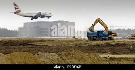 03.04.2007, Deutschland, Sachsen, Dresden - Ausbau der Start- und Landebahnen am Flughafen Dresden. 0 UX 070403 D 793 CAROEX.JPG GT [MODEL RELEASE: NICHT APPLICAB Stockfoto