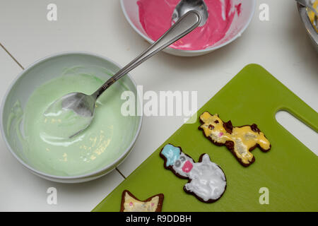 Dekorieren leckere Lebkuchen in der Küche zu Hause. Vorbereitung Nachtisch für die Feiertage. Hellen Hintergrund. Stockfoto