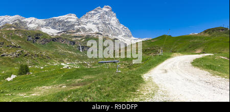 Panoramablick auf das Matterhorn (Cervino) in einem schönen Sommertag, Breuil-Cervinia, Aostatal, Italien Stockfoto