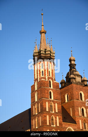 St.-Mary's-Kirche in Krakau, Polen. Bekannt als die Mariacki es auf dem Marktplatz mit seinem märchenhaften Türme zu einem Wahrzeichen in der Stadt steht. Stockfoto