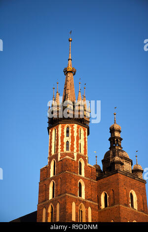 St.-Mary's-Kirche in Krakau, Polen. Bekannt als die Mariacki es auf dem Marktplatz mit seinem märchenhaften Türme zu einem Wahrzeichen in der Stadt steht. Stockfoto