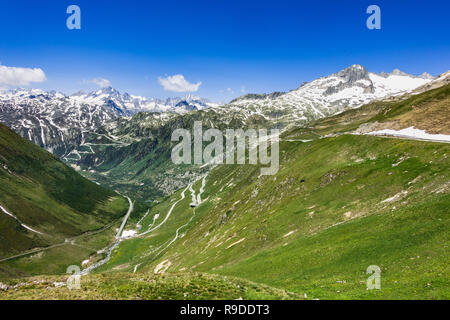 Landschaft Sommer vom Furkapass mit der serpentinenstraße Klettern auf das Rhonetal und die Rhone Gletscher auf der rechten, Wallis, Schweiz Stockfoto