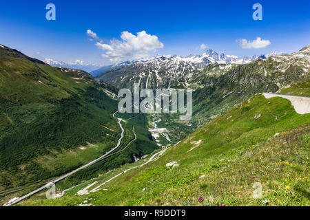 Rhône-Tal im Kanton Wallis mit der Straße zum Furkapass auf der linken Seite eine der Weg zum Grimselpass auf dem Hintergrund, Schweiz Stockfoto