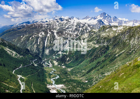 Oberwallis Landschaft gesehen vom Furkapass mit der Straße zum Grimselpass auf dem Hintergrund, Schweiz Stockfoto