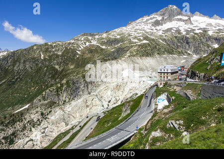 Hotel im alten Stil Belvedere auf dem Weg zum Furka Pass, einer der landschaftlich schönsten Straßen in den Schweizer Alpen. Furka Pass, Wallis, Schweiz, Juli 2018 Stockfoto