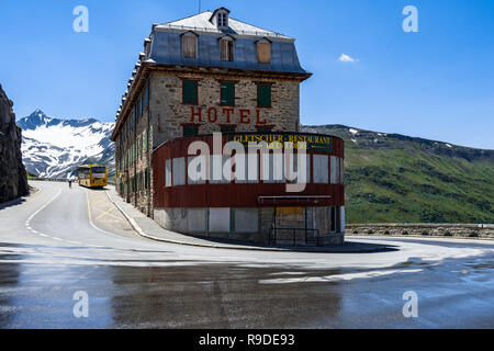 Wunderschöne Haarnadel neben dem iconic Hotel Belvedere auf dem Weg zum Furka Pass. Wallis, Schweiz, Juli 2018 Stockfoto