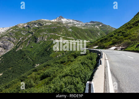 Malerische Straße zum Furkapass in den Schweizer Alpen, sehr beliebt bei Radfahrern und Motorradfahrern, Wallis, Schweiz Stockfoto