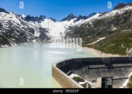 Oberaarsee Dam und Oberaar Gletscher in der Nähe von Grimselpass in einem schönen Sommertag, Schweiz Stockfoto