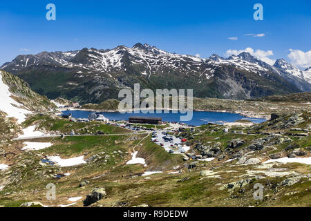 Malerische Sommer Landschaft am Grimsel Pass (2.164 m), ein beliebtes Ziel in den Schweizer Alpen im Sommer für Touristen, Radfahrer und Motorradfahrer Stockfoto