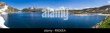 Breites Alpenpanorama am Grimselpass mit Totensee im Vordergrund, Schweiz Stockfoto