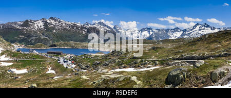 Breites Alpenpanorama im Sommer an der Grimsel Pass (2.164 m), inmitten der Berner Alpen, Schweiz Stockfoto