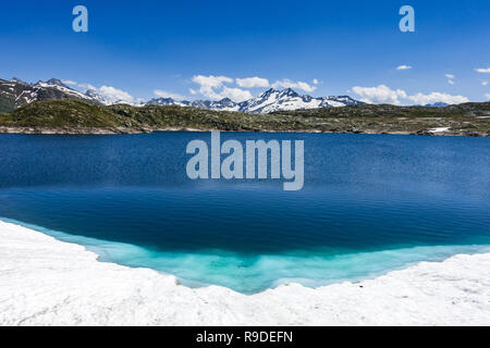 Schneeschmelze in den Gewässern der Totensee auf Grimsel Pass (2.164 m), Schweiz Stockfoto