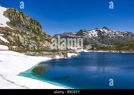 Schneeschmelze in den Gewässern der Totensee auf Grimsel Pass (2.164 m), Schweiz Stockfoto