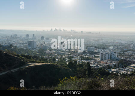 Los Angeles, Kalifornien, USA - 16. Dezember 2018: Stadtbild Blick auf Runyon Canyon Park Wanderwege, Hollywood und Downtown LA. Stockfoto