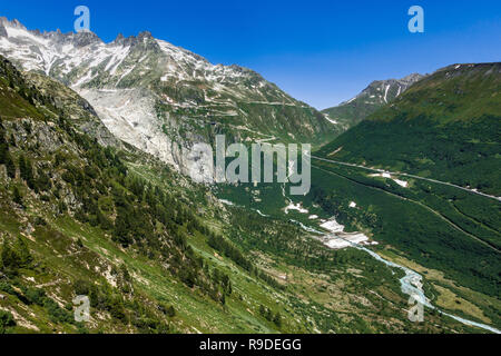 Alpine Landschaft mit Furka Pass auf den Hintergrund und die Rhone am unteren Rand des Tals, Beschaffung von Rhone Galcier auf der Linken, Schweiz Stockfoto