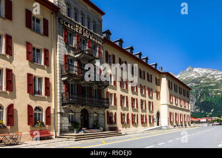 Traditionelle Schweizer Vintage Hotel Galcier du Rhone auf der Straße der Furka Pass. Gletsch, Wallis, Schweiz, Juli 2018 Stockfoto