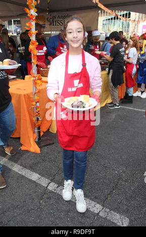 Die Los Angeles Mission Hosts Thanksgiving Ereignis für die Obdachlosen mit: Aubrey Anderson Wo: Los Angeles, Kalifornien, Vereinigte Staaten, wenn: 21 Nov 2018 Credit: FayesVision/WENN.com Stockfoto