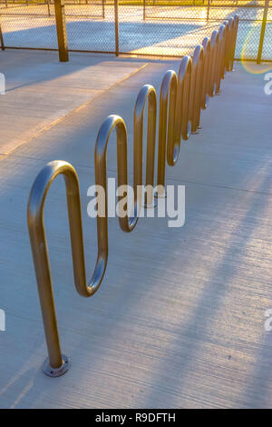 Hochformat, Ausrichtung von Bike Rack bei Sonnenuntergang Stockfoto