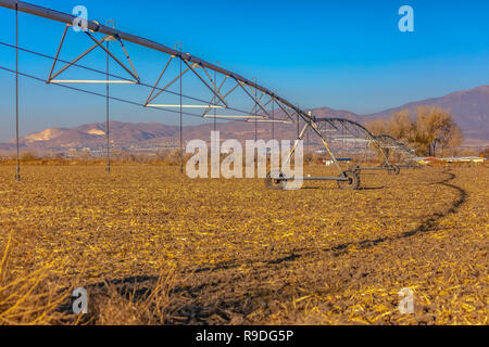 Weitwinkelaufnahme der Drehmittelpunkt Bewässerungssystem Stockfoto