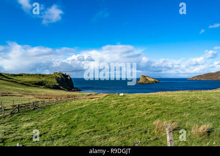 Die Tulm Insel, duntulm Bucht und die Burgruinen auf die Isle of Skye - Schottland. Stockfoto