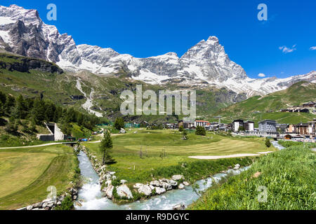 Sommer Panorama von Breuil-Cervinia einer alpinen Ferienort am Fuße des Matterhorns (Matterhorn), Aostatal, Norditalien Stockfoto