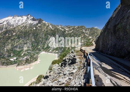 Überhängenden Straße in den Schweizer Alpen in der Nähe von Grimselpass, mit Grimselsee (Grimselsee) auf der linken Seite, Schweiz Stockfoto