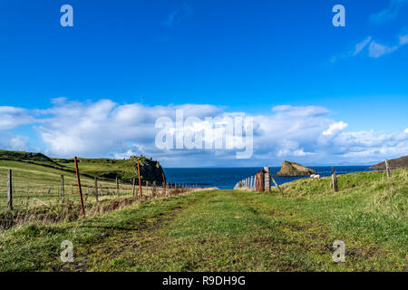 Die Tulm Insel, duntulm Bucht und die Burgruinen auf die Isle of Skye - Schottland. Stockfoto