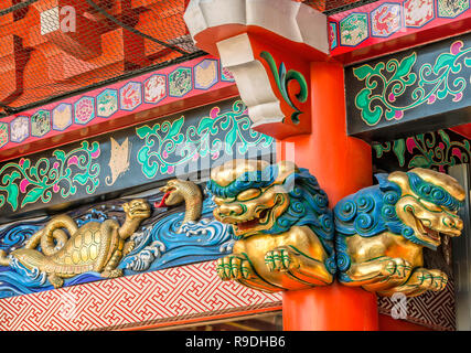 Farbenfrohe Details im Kanda-Myojin-Schrein, einem Shinto-Schrein in Chiyoda, Tokio, Japan Stockfoto