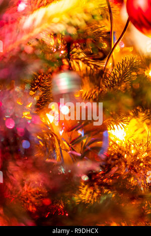 Ein Gin gefüllt Christbaumkugel im Baum hängt und kann Betrunken von partygängern werden. Christbaumschmuck. Großbritannien Stockfoto