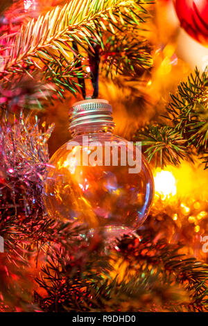 Ein Gin gefüllt Christbaumkugel im Baum hängt und kann Betrunken von partygängern werden. Christbaumschmuck. Großbritannien Stockfoto