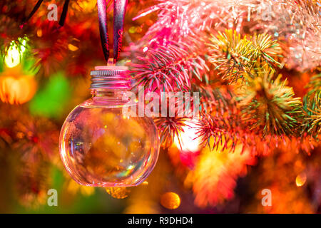 Ein Gin gefüllt Christbaumkugel im Baum hängt und kann Betrunken von partygängern werden. Christbaumschmuck. Großbritannien Stockfoto